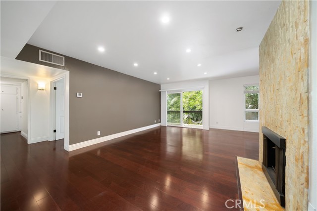 Detail Gallery Image 2 of 22 For 1242 S Barrington #301,  Los Angeles,  CA 90025 - 2 Beds | 2 Baths