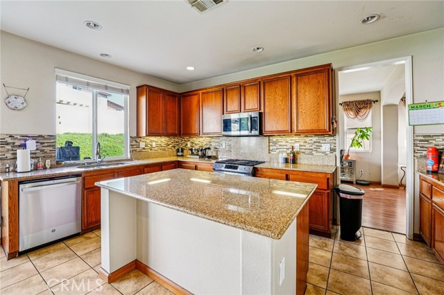 Detail Gallery Image 9 of 27 For 13302 Patricia Ln, Moreno Valley,  CA 92553 - 4 Beds | 3 Baths