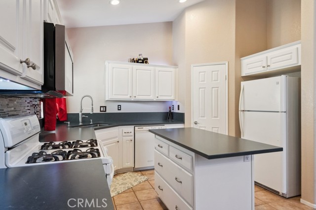Detail Gallery Image 5 of 22 For 27800 Blaze Ln, Menifee,  CA 92585 - 3 Beds | 2/1 Baths