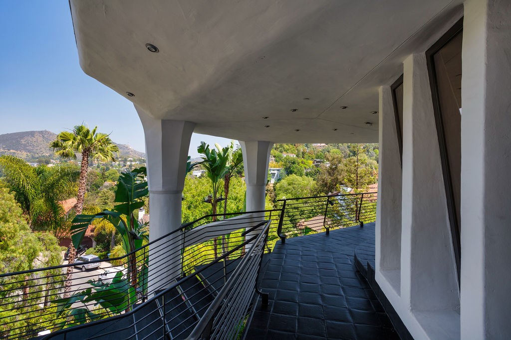 Detail Gallery Image 2 of 41 For 2955 Passmore Dr, Los Angeles,  CA 90068 - 5 Beds | 6 Baths