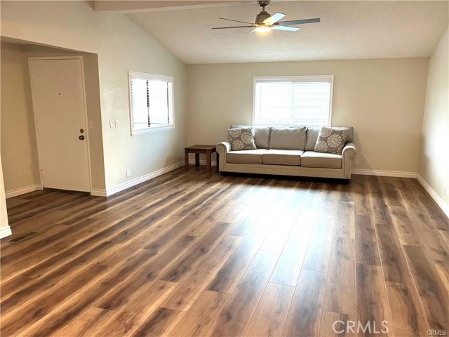 1300 W Menlo Avenue, Hemet CA: https://media.crmls.org/medias/c3c633b3-6c0a-4295-be32-3e233459505f.jpg