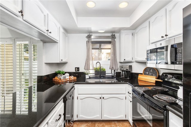 Detail Gallery Image 8 of 21 For 924 Hyde Ct, Costa Mesa,  CA 92626 - 2 Beds | 3 Baths