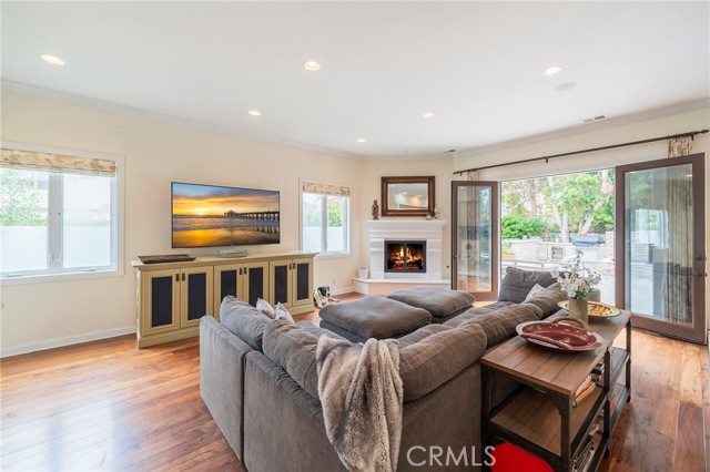 Detail Gallery Image 11 of 52 For 880 11th, Manhattan Beach,  CA 90266 - 5 Beds | 5 Baths