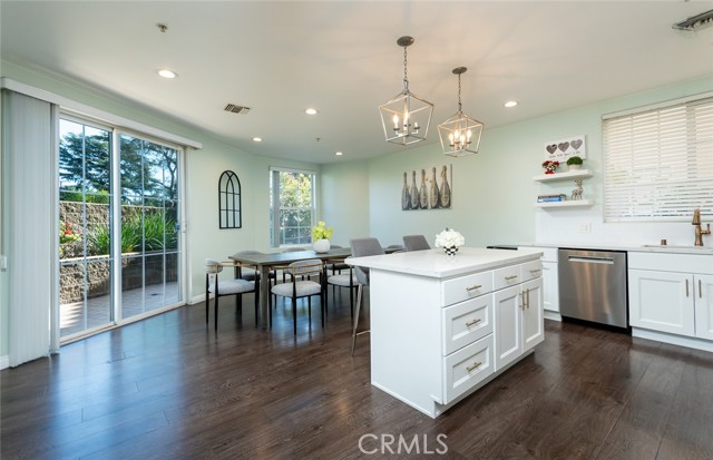 Detail Gallery Image 5 of 43 For 3960 Pennsylvania Ave #107,  La Crescenta,  CA 91214 - 3 Beds | 2/1 Baths