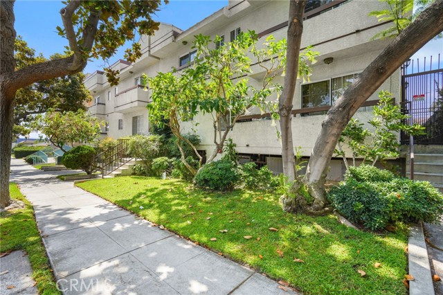 Detail Gallery Image 2 of 27 For 305 E Valencia Ave #E,  Burbank,  CA 91502 - 2 Beds | 2/1 Baths