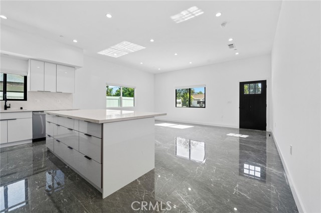 6827 Ranchito Avenue, Van Nuys CA: https://media.crmls.org/medias/c3d14ca4-01f9-47b6-8444-e950243075fc.jpg