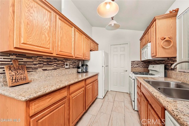 Detail Gallery Image 5 of 30 For 40701 Rancho Vista Bld #142,  Palmdale,  CA 93551 - 3 Beds | 2/1 Baths