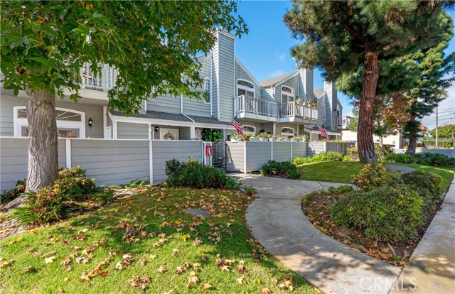 Detail Gallery Image 28 of 31 For 121 S Lucia Ave #7,  Redondo Beach,  CA 90277 - 3 Beds | 2/1 Baths