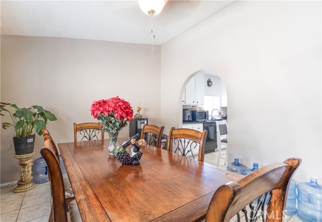 16850 Hidden Creek Drive, Victorville CA: https://media.crmls.org/medias/c3dd489e-bcbd-4384-83a3-33b5214a779d.jpg