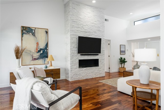 Detail Gallery Image 9 of 74 For 280 Cagney Ln #301,  Newport Beach,  CA 92663 - 2 Beds | 2 Baths