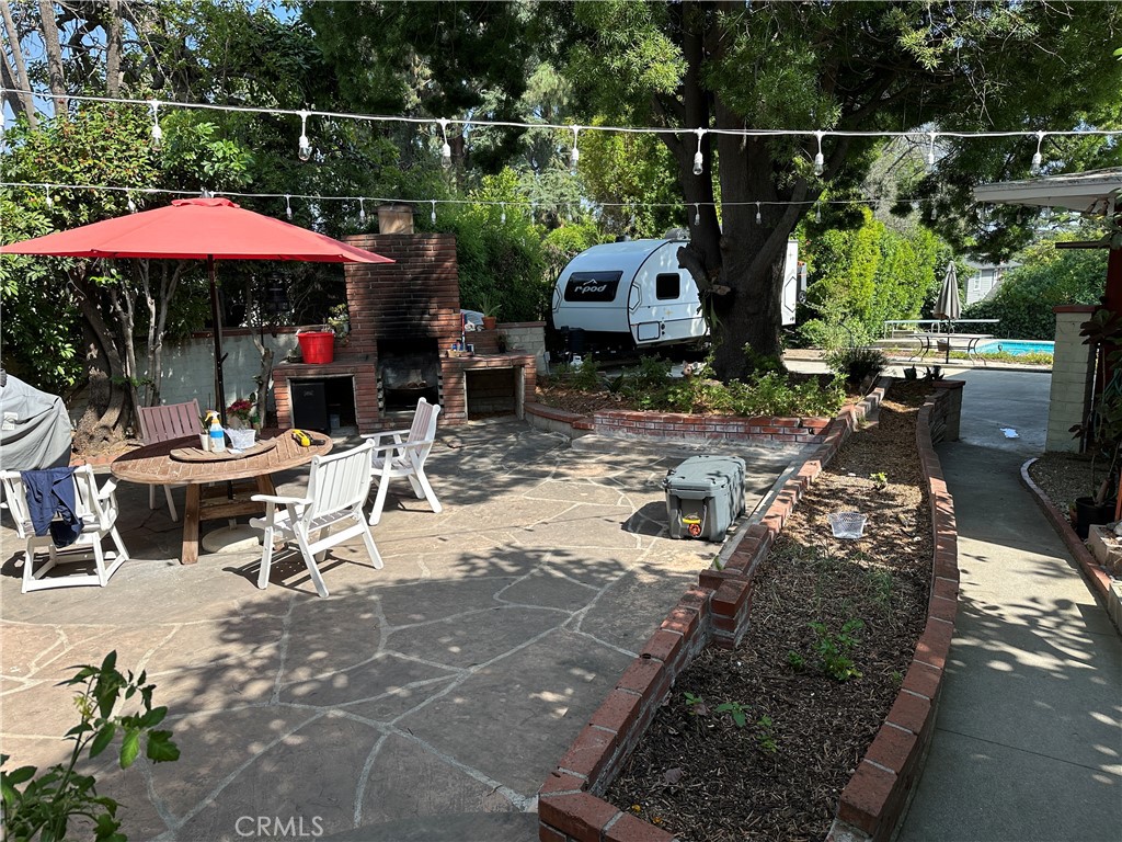 https://media.crmls.org/medias/c3e2b69b-3e3d-407b-bbb0-1f4944ce318e.jpg?preset=X-Large