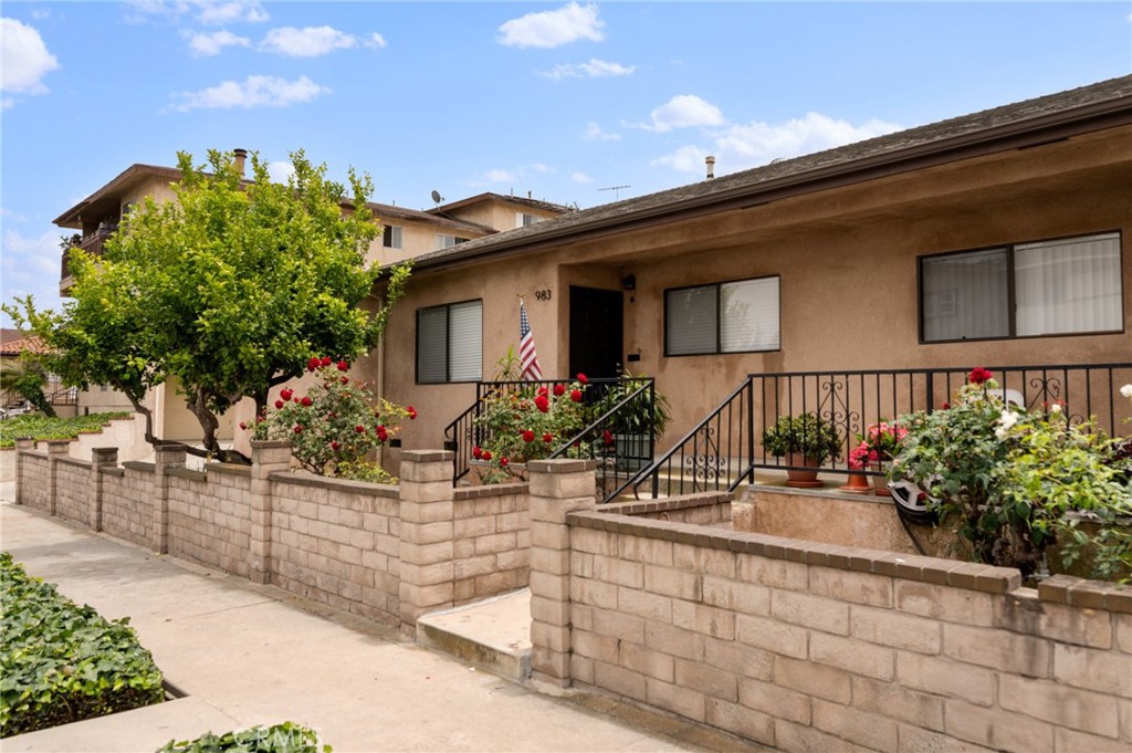 983 W 10th Street