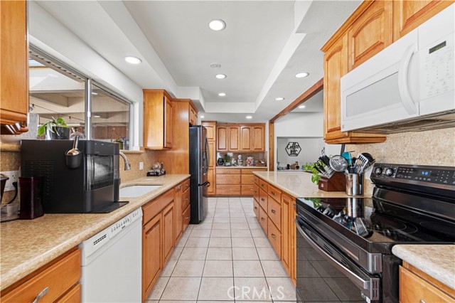 Detail Gallery Image 10 of 14 For 18229 Strathern St, Reseda,  CA 91335 - 3 Beds | 2 Baths