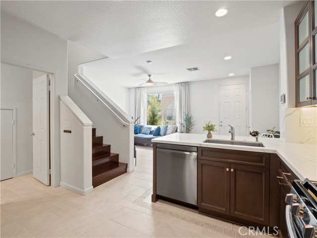 Detail Gallery Image 9 of 33 For 25403 Silver Crest Ct, Saugus,  CA 91350 - 3 Beds | 2/1 Baths