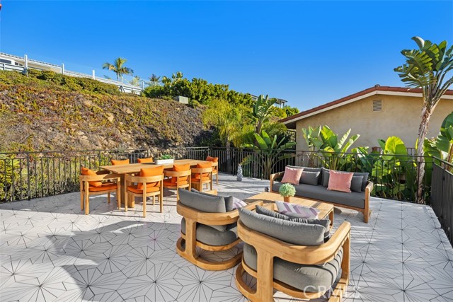 Detail Gallery Image 23 of 27 For 2870 Zell Dr, Laguna Beach,  CA 92651 - 3 Beds | 2/1 Baths
