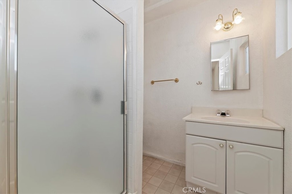 https://media.crmls.org/medias/c3e61e93-dfc2-4d93-981c-5a07840e3746.jpg?preset=X-Large