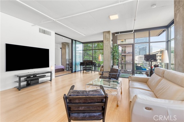 1111 S Grand Avenue, Los Angeles CA: https://media.crmls.org/medias/c3e6c285-b828-4b72-8e41-e876e679bca5.jpg