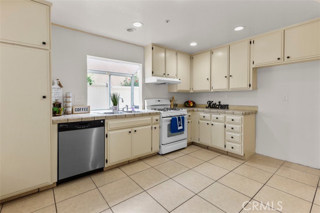 Detail Gallery Image 6 of 38 For 15767 San Roque Rd, Fontana,  CA 92337 - 4 Beds | 2/1 Baths