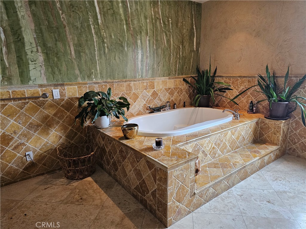 https://media.crmls.org/medias/c3ee571b-ca6d-495d-a369-daf04a27a7ff.jpg?preset=X-Large