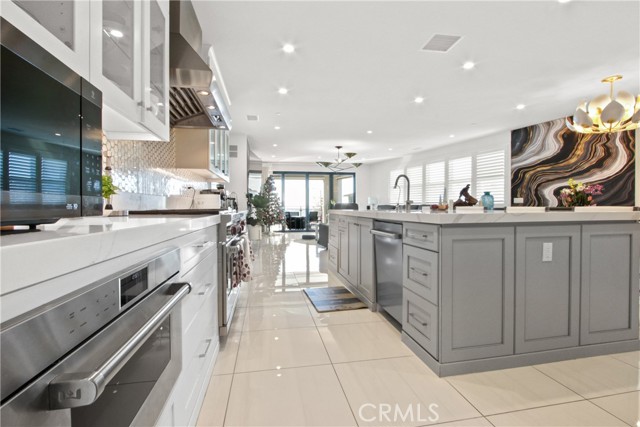 208 Ocean Place, Seal Beach CA: https://media.crmls.org/medias/c3ee8899-3db1-4f1f-b1ff-e9e0033935d7.jpg