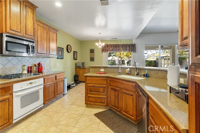 Detail Gallery Image 8 of 29 For 12508 Montbatten Pl, Bakersfield,  CA 93312 - 4 Beds | 2/1 Baths