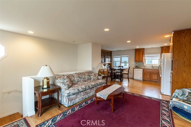 931 5th Street, Hermosa Beach, California 90254, 6 Bedrooms Bedrooms, ,2 BathroomsBathrooms,Residential,Sold,5th,SB22187324