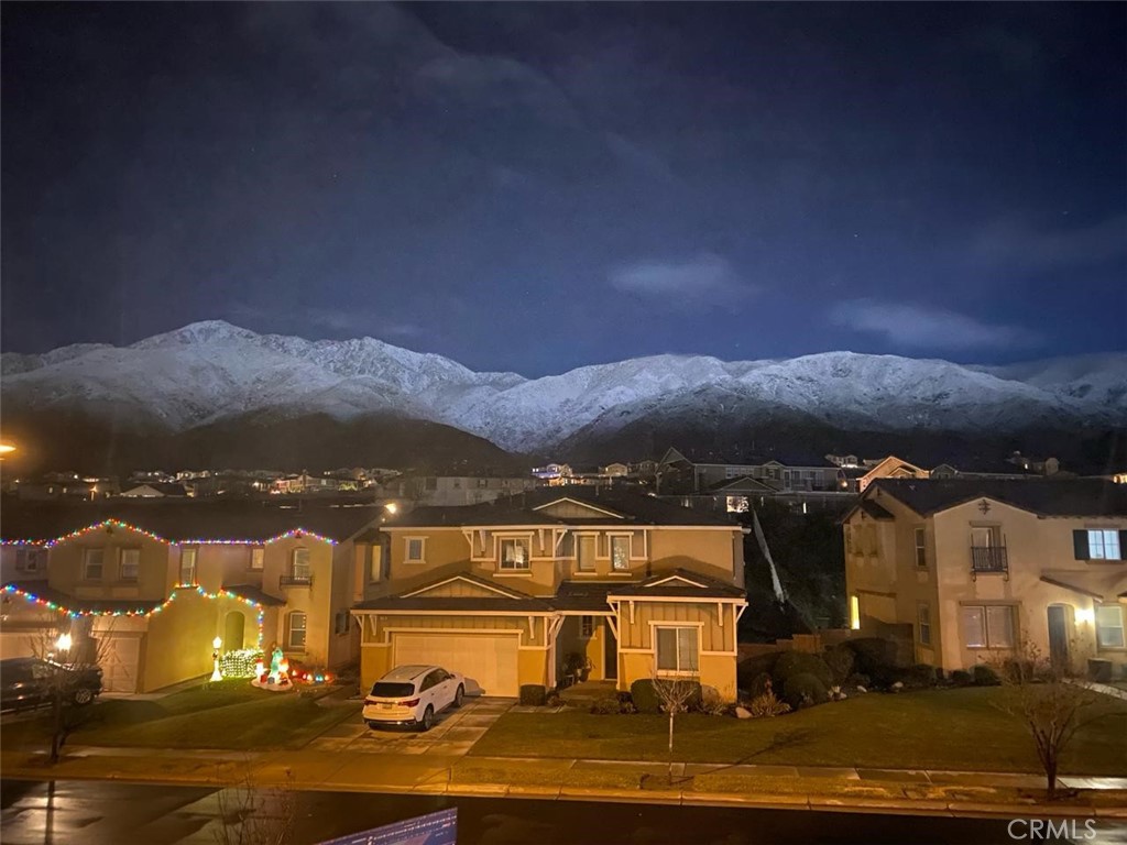 https://media.crmls.org/medias/c3f77a77-1ac9-45d2-842a-689487d66c24.jpg?preset=X-Large