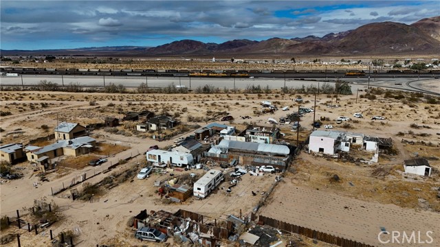 733 Ranch Rd (NEAR) Road, Yermo CA: https://media.crmls.org/medias/c3f9eb27-432d-4356-a0d3-51220fdc2d0f.jpg