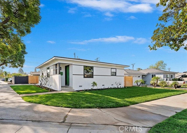 Detail Gallery Image 1 of 26 For 1950 E Mayfair Ave, Orange,  CA 92867 - 3 Beds | 2 Baths