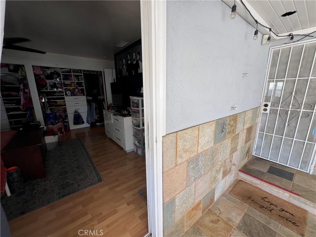 https://media.crmls.org/medias/c3fe762a-5803-4e1e-a813-db9488e4b30b.jpg?preset=X-Large