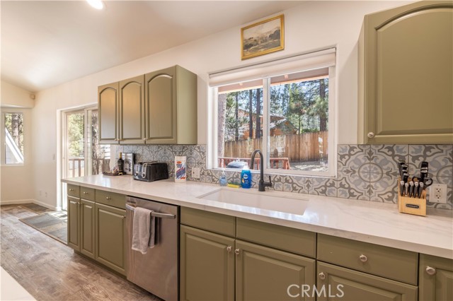 Detail Gallery Image 13 of 55 For 615 Thrush Dr, Big Bear Lake,  CA 92315 - 4 Beds | 3/1 Baths