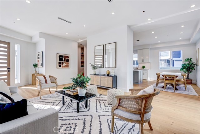 Open, light and bright Open, light and bright