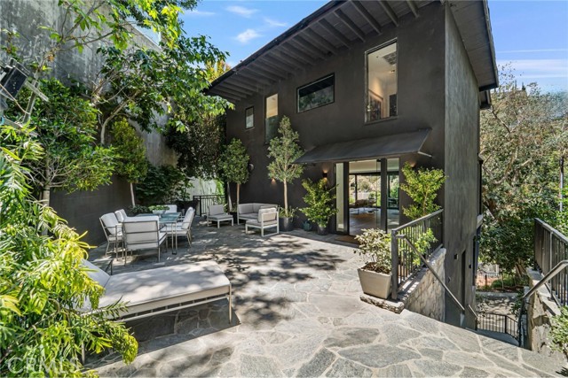 Detail Gallery Image 8 of 34 For 1782 Viewmont Dr, Los Angeles,  CA 90069 - 3 Beds | 4/1 Baths
