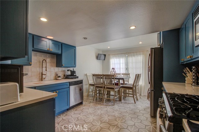 Detail Gallery Image 4 of 22 For 271 S San Dimas Canyon Rd, San Dimas,  CA 91773 - 2 Beds | 2/1 Baths