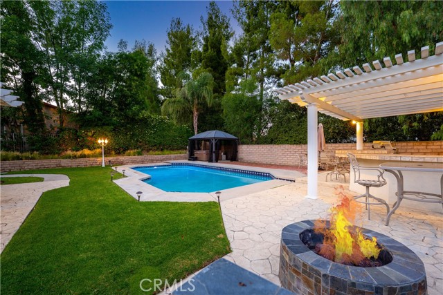 6120 Hedgewall Drive, Westlake Village CA: https://media.crmls.org/medias/c4043107-fec3-491d-a1c5-714fb5816ac7.jpg