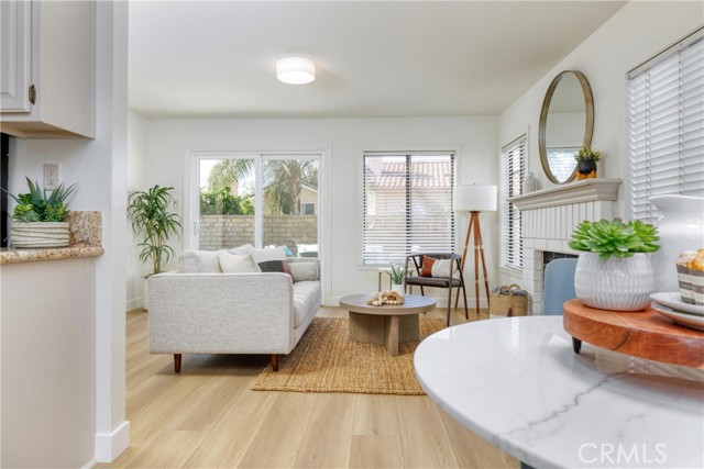 Detail Gallery Image 4 of 16 For 21602 Bedford Way, Saugus,  CA 91355 - 4 Beds | 2/1 Baths