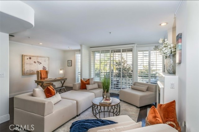 1819 Holmby Unit: 204