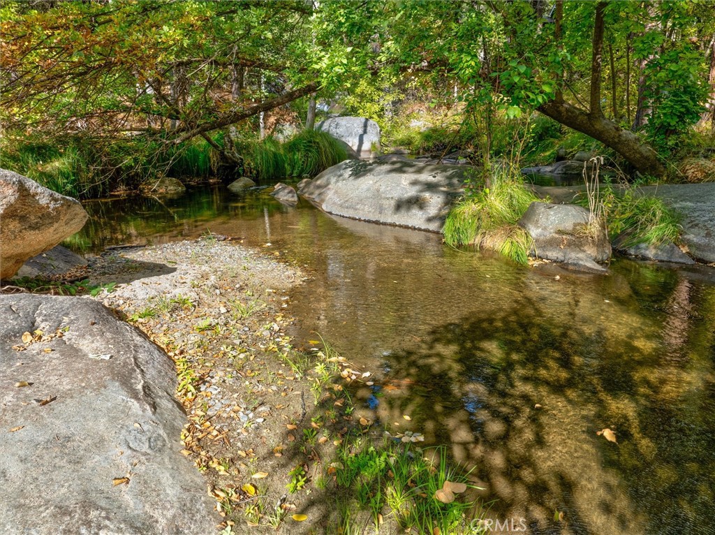 https://media.crmls.org/medias/c405dc22-b04f-4a45-9aa4-30bce43bf9c4.jpg?preset=X-Large