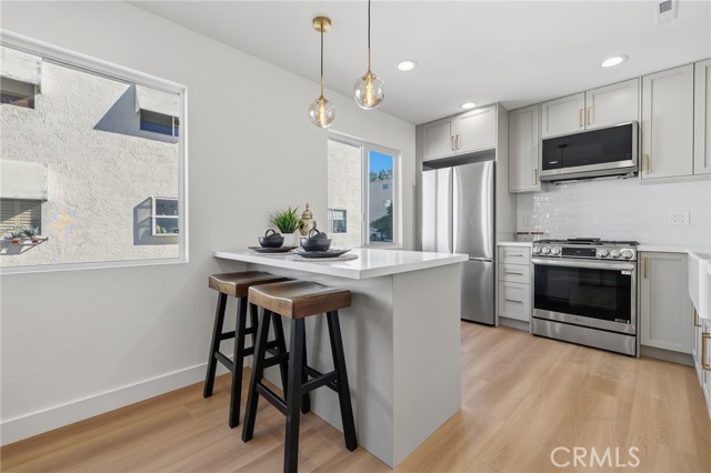 Detail Gallery Image 7 of 42 For 9502 via Salerno, Burbank,  CA 91504 - 2 Beds | 3 Baths