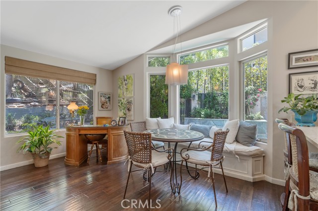 Detail Gallery Image 18 of 33 For 3818 Hayvenhurst Ave, Encino,  CA 91436 - 4 Beds | 3 Baths