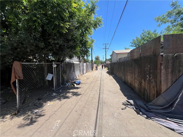 Detail Gallery Image 9 of 16 For 2726 E Washington Ave, Fresno,  CA 93701 - 2 Beds | 1 Baths