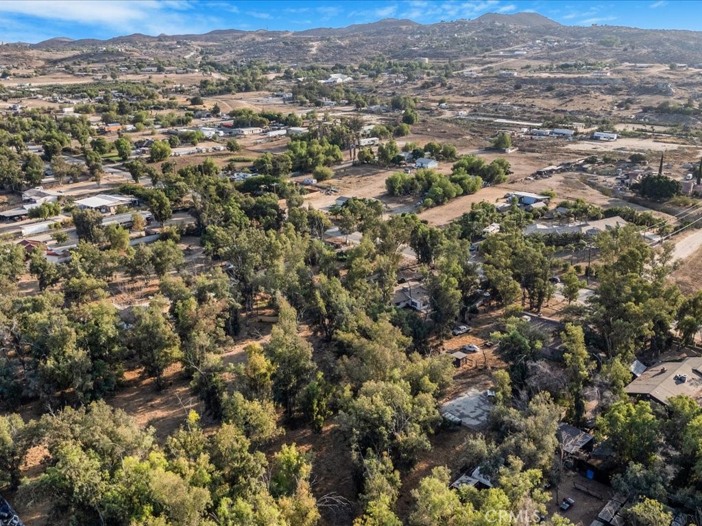 https://media.crmls.org/medias/c412679d-3514-437b-b73b-63e8053e2888.jpg?preset=X-Large
