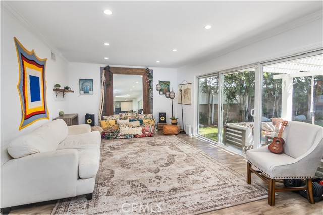 Detail Gallery Image 4 of 23 For 6624 Mammoth Ave, Van Nuys,  CA 91405 - 4 Beds | 3 Baths