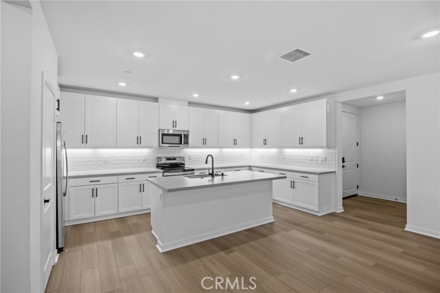 Detail Gallery Image 5 of 36 For 6137 Valentina Way #201,  Corona,  CA 92880 - 3 Beds | 2 Baths