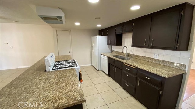 Detail Gallery Image 10 of 13 For 532 Fern Pl, Hemet,  CA 92543 - 3 Beds | 2 Baths