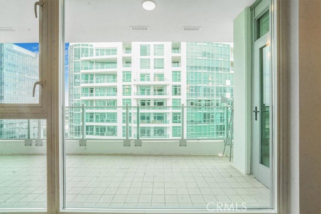 3131 Michelson Drive, Irvine CA: https://media.crmls.org/medias/c419f5f6-dc36-4cff-82c3-15125b8f16d3.jpg