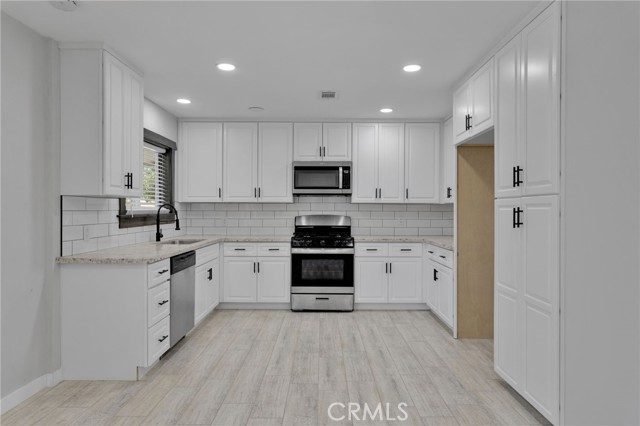 Detail Gallery Image 9 of 45 For 15596 Del Rey Dr, Victorville,  CA 92395 - 3 Beds | 2 Baths