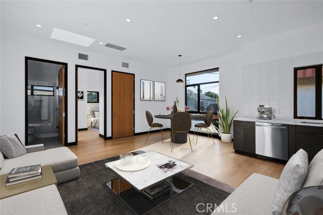 Detail Gallery Image 3 of 18 For 922 W Clark Ave #201,  Burbank,  CA 91506 - 1 Beds | 1 Baths