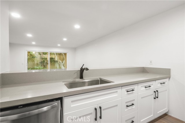Detail Gallery Image 6 of 26 For 7101 Farralone Ave #112,  Canoga Park,  CA 91303 - 2 Beds | 1 Baths