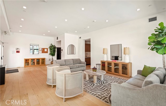 399 E Del Mar Boulevard, Pasadena CA: https://media.crmls.org/medias/c4238c0f-38cb-4c00-8544-558e63e9cb10.jpg